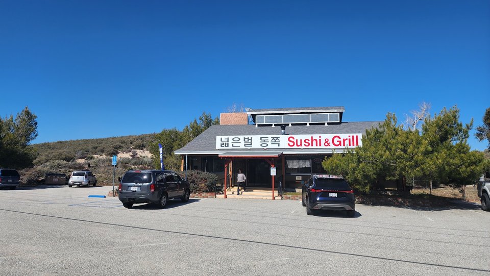 Silverwood Grill dining room with casual seating.